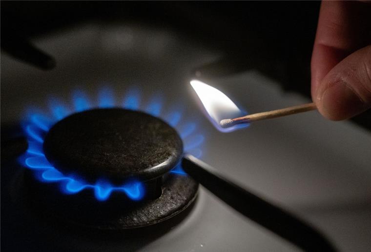 Verbraucherzentrale: Wachsender Ärger über Gasumlage Eine Gasflamme wird auf einem Küchenherd mit einem Streichholz entzündet.
