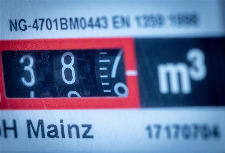 Das Zählwerk an einem Gastzähler zeigt den Verbrauch von Gas in einem Privathaushalt an.
