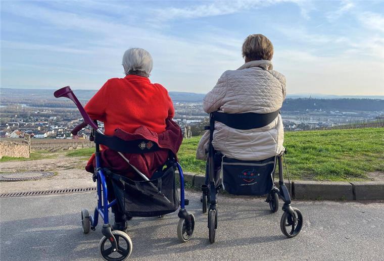 3572 Euro gesetzliche Höchstrente: Warum sie für fast alle unerreichbar ist Zwei Rentnerinnen schauen auf ihrem Rollator sitzend auf den Rhein in Eibingen bei Ruedesheim am Rhein