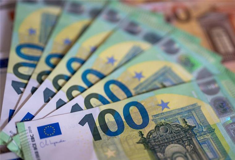 Bis zu 370 Euro Wohngeld sichern: So einfach geht der Antrag Geldscheine mit dem Wert von 100 und 50 Euro liegen auf einem Tisch. Wohnen wird teurer – aber viele holen sich kein Wohngeld. Dabei lohnt sich der Antrag oft!