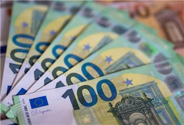 Geldscheine mit dem Wert von 100 und 50 Euro liegen auf einem Tisch.  Wohnen wird teurer – aber viele holen sich kein Wohngeld. Dabei lohnt sich der Antrag oft!
