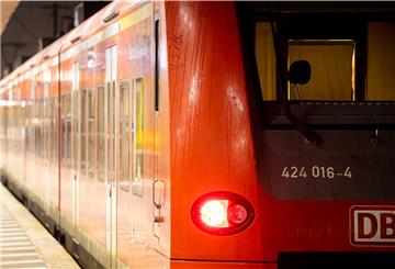 Ein Zug steht am frühen Morgen im Hauptbahnhof von Hannover.