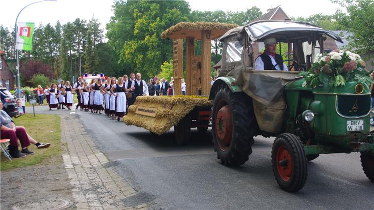 Anderlinger Erntefest – so fröhlich und bunt wie Karneval Viele Zuschauer beim Anderlinger Erntefest hatten viel zu sehen und viel Spaß beim großen Umzug durch das Dorf. Foto