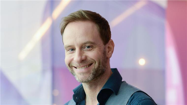 „Jedermann“ in Weimar mit Thieme als Tod Vielen kennen ihn aus seinen Rollen in Fernsehserien: Julian Weigend.