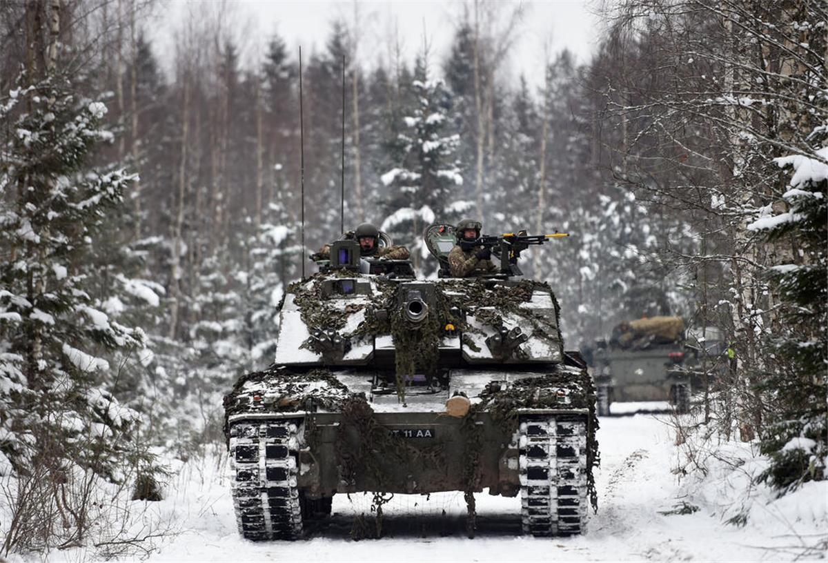 Ein Challenger 2 Kampfpanzer der britischen Armee nimmt an einem militärischen Wintertraining teil.