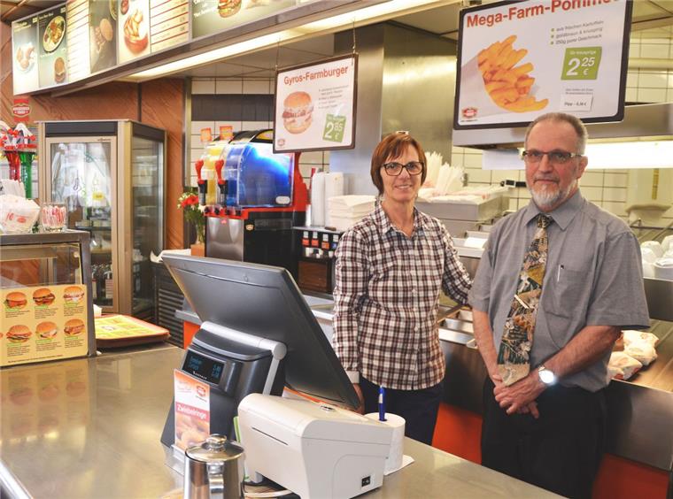 Fast-Food-Restaurant mit Retro-Charme: Die Hamburger Farm macht ihre Gäste seit 1984 satt Vielen Lehern ein vertrautes Bild: Brigitte und Rainer Schneider hinter dem Tresen der Hamburger Farm.
