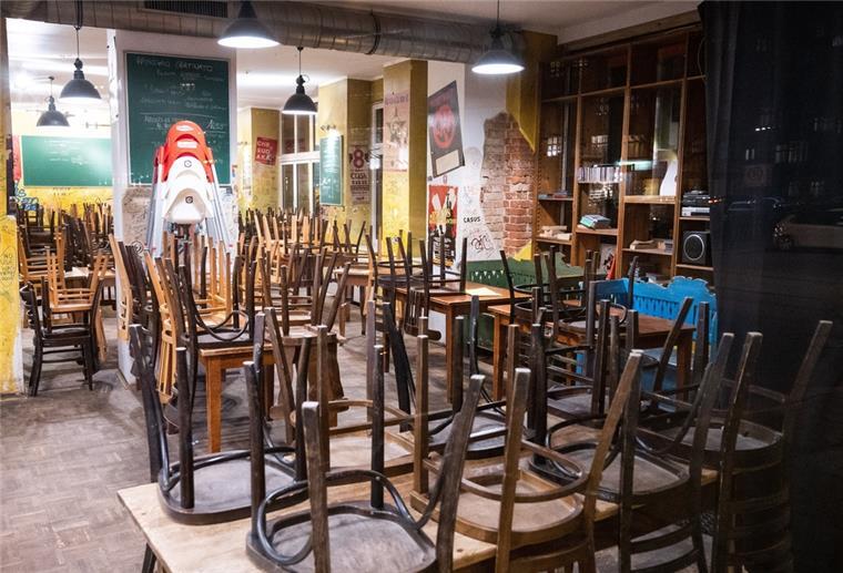Restaurants und Hotels teils kürzer geöffnet wegen Energiekosten Stühle sind in einem Restaurant hochgestellt.