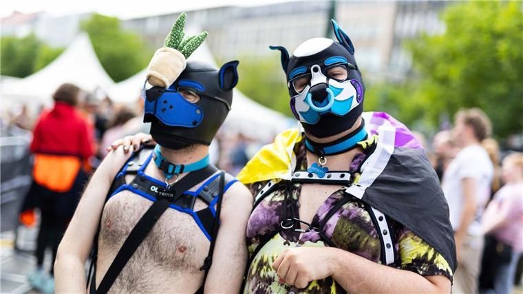 Tausende bei Christopher Street Day in Hannover Vielfältig und bunt - so feierten Tausende queerer Menschen in Hannover.