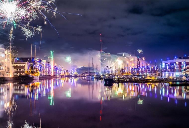 Erste Märkte beschließen Abschied vom Feuerwerk Vielleicht bleibt an Silvester nur ein Glas Sekt und eine Wunderkerze. Wegen der Corona-Pandemie wird diskutiert, das Feuewerk zu verbieten.