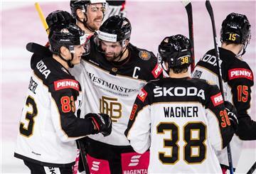 Eishockey: Deutschland Cup, Deutschland - Schweiz, Gruppenphase, 2. Spieltag. Deutschlands Torschütze Leonhard Pföderl (l-r), Marco Nowak und Fabio Wagner jubeln nach dem Treffer zum 2:0.
