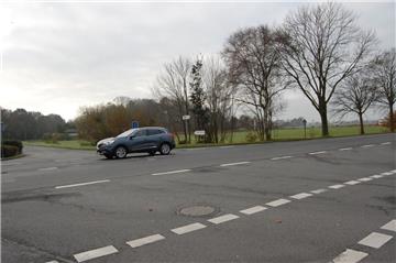 Vier Bauabschnitte sind für die Sanierung der Weserstraße geplant, Start soll die Kreuzung Weserstraße/Am Stadion sein. Im Hintergrund ist das Fasting-Gelände zu sehen, auf dem der Lidl-Markt und die Tankstelle entstehen sollen.