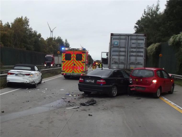 Schwerer Unfall auf der A27: Autofahrer muss wiederbelebt werden Vier Fahrzeuge waren bei dem Unfall auf der A27 bei Bremerhaven beteiligt.