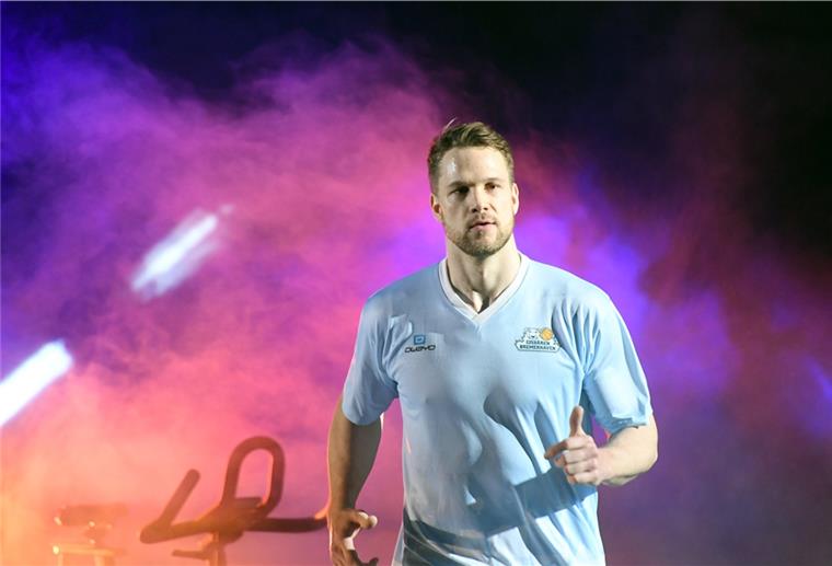Ex-Eisbär Bleck findet, dass Profis zu wenig gehört werden Vier Jahre lang hat Fabian Bleck für die Eisbären Bremerhaven gespielt. Mit 126 Einsätzen steht er hinter Jan Lipke auf Platz zwei der Rekordspieler.