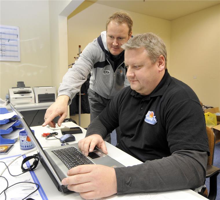 Spradley hofft auf Klassenerhalt der Eisbären Vier Jahre lang waren Doug Spradley (links) als Chefcoach und Stephan Völkel als sein Assistent bei den Eisbären Bremerhaven verantwortlich. Am Sonntag gibt es ein Wiedersehen. Foto Scheschonka