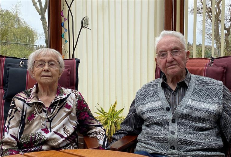 65 Jahre glücklich verheiratet Vier Kinder, Fünf Enkel und zwei Urenkel haben Elsa und Hans Benthin. Auch einen kleinen Bauernhof mit Kühen, Schweinen und Hühnern hatten sie mal.