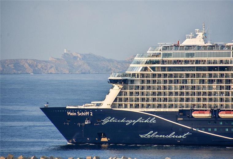 Kreuzfahrt-Hochbetrieb in Bremerhaven: Diese Schiffe bringen Tausende Gäste Das Kreuzfahrtschiff "Mein Schiff 2" von TUI Cruises läuft in den französischen Mittelmeerhafen Marseille ein.