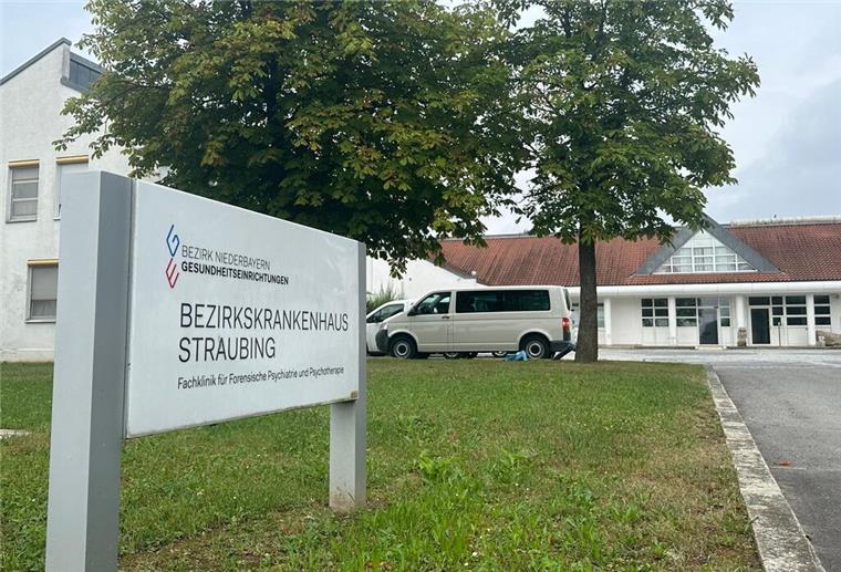 Vier Männer sind am Samstagabend im niederbayerischen Straubing aus einer geschlossenen Klinik entflohen. Laut Polizei laufen umfangreiche Fahndungsmaßnahmen.