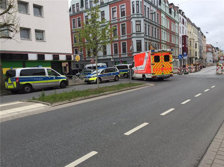 Vier Polizeiautos und zwei Krankenwagen fuhren zur Ecke Potsdamer Straße/Rickmersstraße in Lehe. Zwei Männer waren dort in Streit geraten.