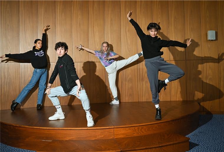 Junges Tanz-Quartett erobert sich die Bühne Vier Praktikanten der Zürcher Hochschule der Künste – von links Maya Peyer, Gian Luca Lazzarini, Eefje van den Bergen und Naina Zannantzoa – verstärken in dieser Saison das Ballett des Stadttheaters.