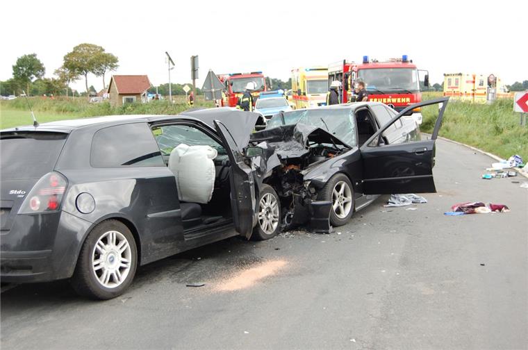 Vier Schwerverletzte wurden aus den Wracks auf der Landesstraße 859 in Butjadingen geborgen.