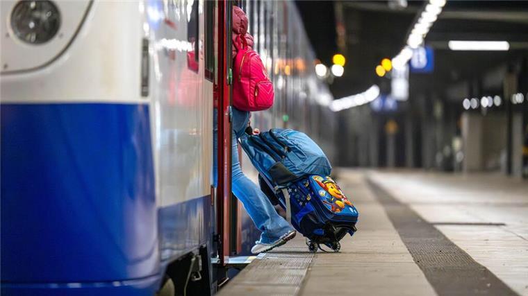 Arbeiten an Strecke Bremerhaven-Bremen: Nordwestbahn ändert Fahrplan Eine Frau mit Koffern steigt in einen Regiozug der Nordwestbahn.
