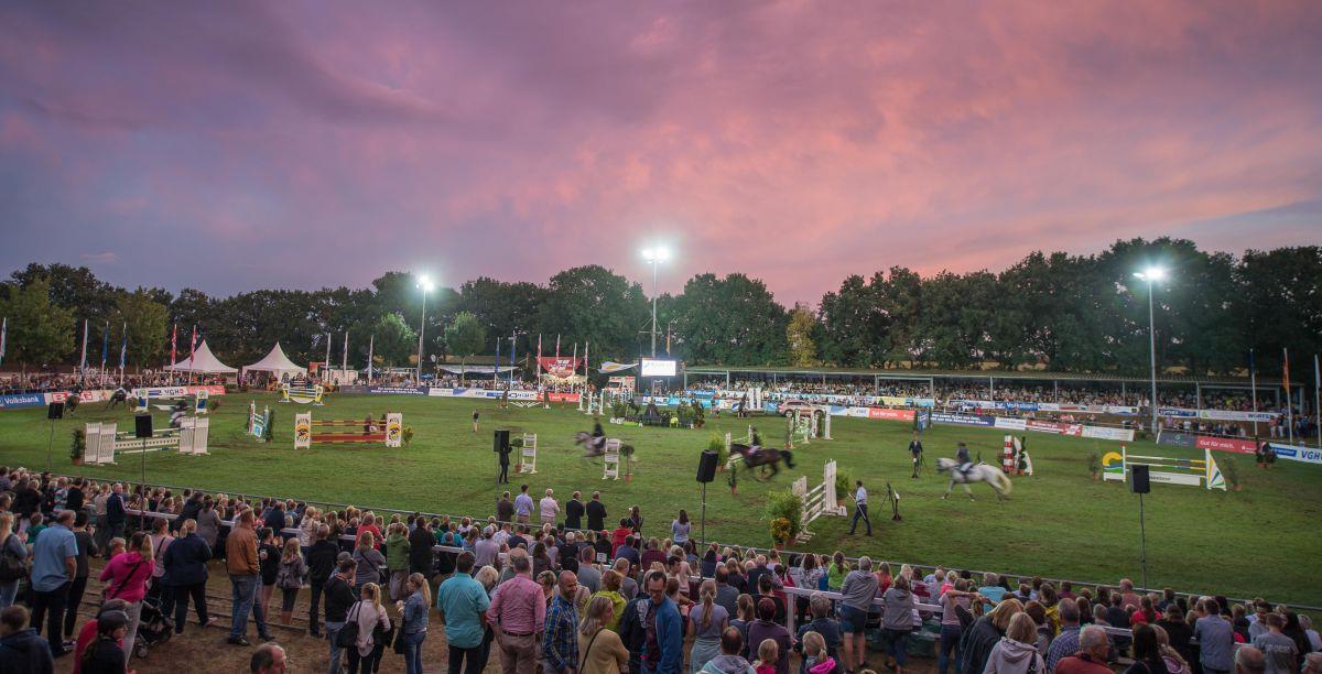 Reitspektakel in Elmlohe: 164 Tage nach Flammen-Inferno Vier Tage Pferde total: Spitzensport und ländliche Reiterei werden die 69. Auflage der Elmloher Reitertage erneut in ein Feuerwerk des Reitsports verwandeln.