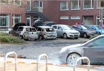 Vier Zivilfahrzeuge der Polizei Bremen sind durch Feuer beschädigt worden, zwei davon brannten vollständig aus. Neun Personen wurden danach vorläufig festgenommen und ein möglicher Tatzusammenhang wird geprüft. 