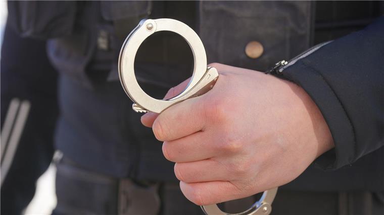 Viermal klickten die Handschellen nach einem mutmaßlichen Drogengeschäft. (Symbolfoto)