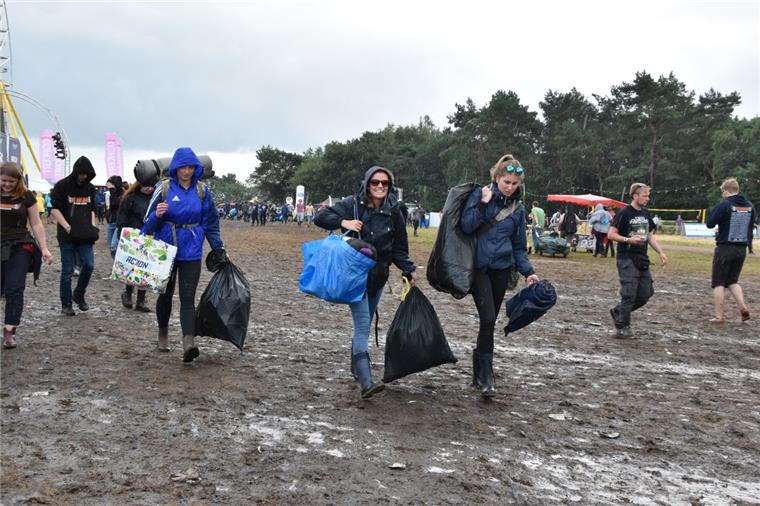 Goodbye Deichbrand: Die Abreise in Bildern Vierter Tag ist Abreisetag: Die ersten Festivalfans verlassen das Deichbrand in Wanhöden.