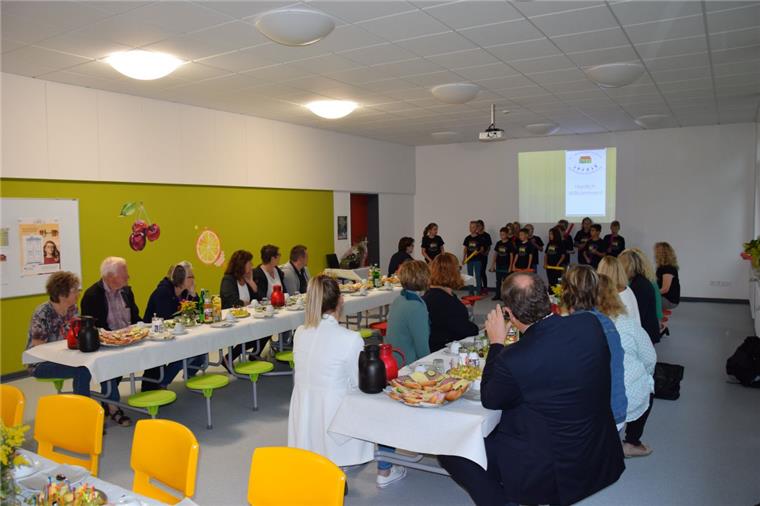 Nordenham: Mehr Zeit für eine (Essens-)Pause Viertklässler führten bei der Mensa-Eröffnung der St.-Willehad-Grundschule das Musikstück „Die Welt ist bunt“ vor.