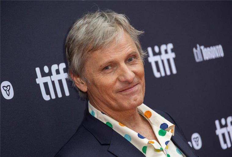 Viggo Mortensen wird in Karlsbad ausgezeichnet Viggo Mortensen wird beim Filmfestival im tschechischen Karlsbad ausgezeichnet. Der Film „The Dead Don’t Hurt“, bei dem er Regie führte, wird das Festival eröffnen.