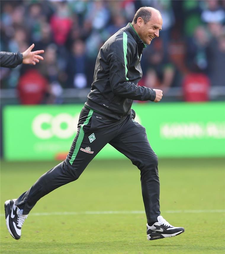 Werder macht mit Skripnik weiter Viktor Skripnik läuft nach dem Sieg gegen Frankfurt auf den Platz. Der Klassenerhalt gibt dem angeschlagenen Trainer Rückenwind. Foto Jaspersen/dpa