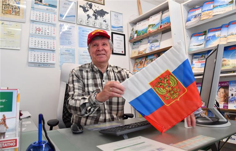 WM in Russland: Bremerhavener mit russischen Wurzeln fiebern doppelt mit Viktor Wil in seinem Reisebüro. Fürs Foto hat er mal die russische Fanausrüstung getestet. Foto Scheschonka