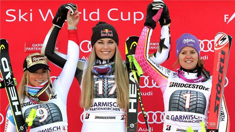 Titan im Knie, Siege im Kopf: Vonns wundersames Ski-Comeback Viktoria Rebensburg (r) traut Lindsey Vonn (M) Großes zu.
