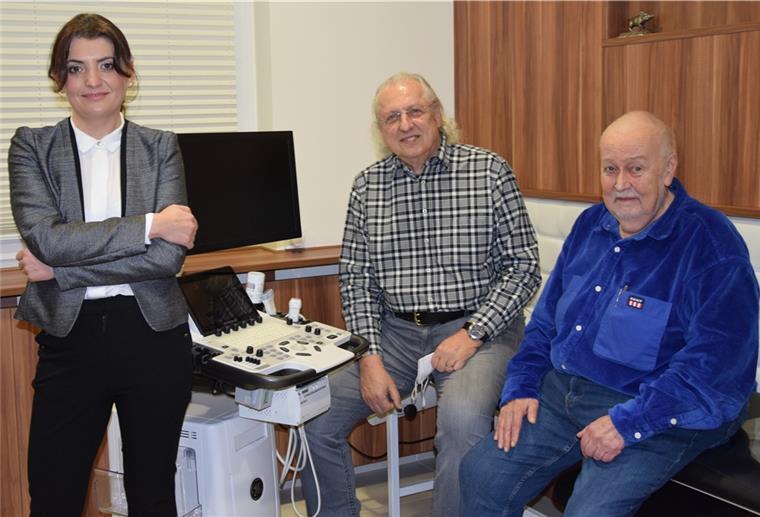 Kardiologin übernimmt Praxis im MVZ Nordenham Viktoria Schneider hat sich im MVZ als Kardiologin niedergelassen. Sie löst Dr. Robert Ceskel (Mitte) ab. Der freut sich ebenso wie Dr. Michael Bodammer darüber, dass die kardiologische Versorgung damit gesichert ist.