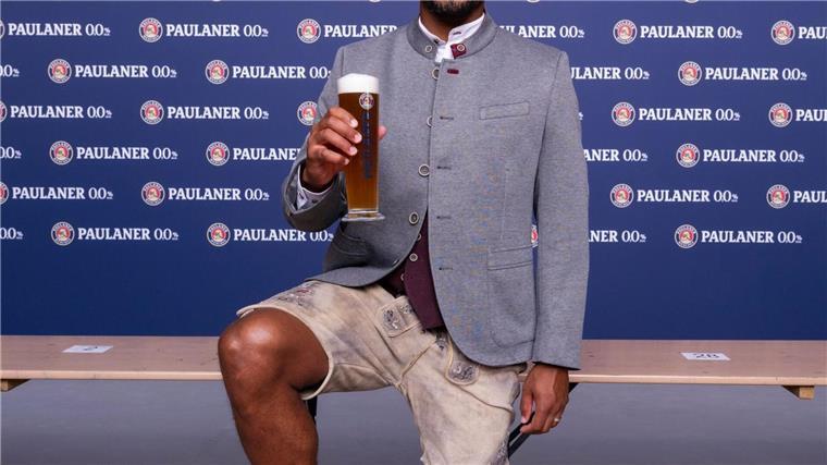 Vincent Kompany in bayerischer Tracht bei einem Sponsoren-Termin.