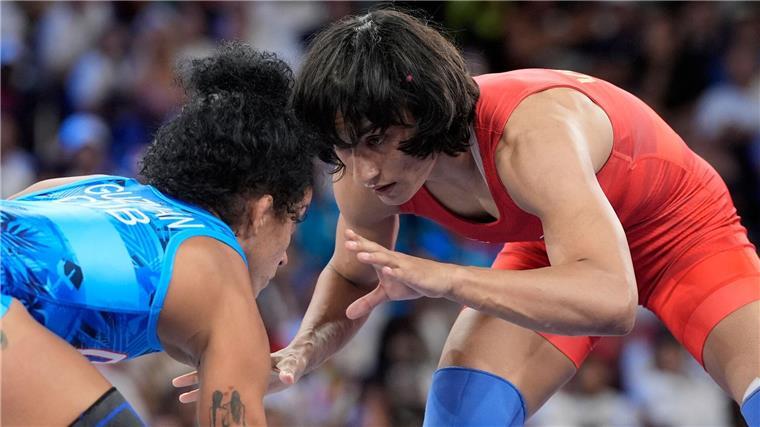 Nach Olympia-Drama: Indische Ringerin verliert vor Cas Vinesh Vinesh (r) bekommt nach ihrem dramatischen Final-Aus keine olympische Silbermedaille.