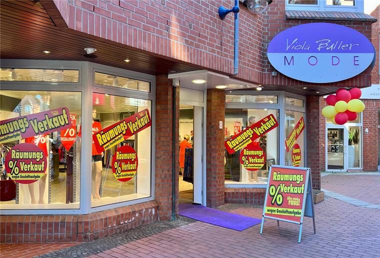 Nordenhamer Innenstadt verliert Fachgeschäft für Damenmode Drei Frauen in einem Modegeschäft