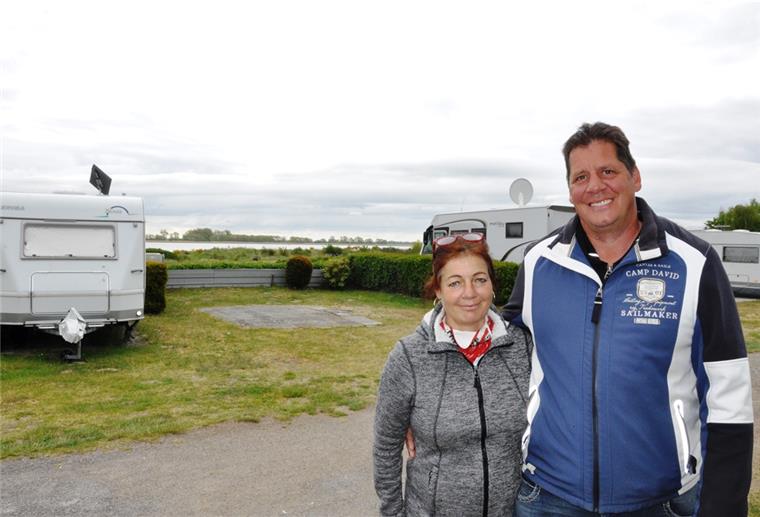 Viola und Sascha Schieffer, Betreiber des Nordenhamer Campingplatzes, freuen sich, dass die Saison endlich begonnen hat.