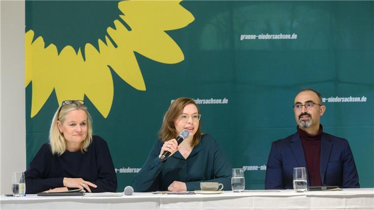 Viola von Cramon (l-r), Greta Garlichs und Alaa Alhamwi sprechen bei einer Pressekonferenz.