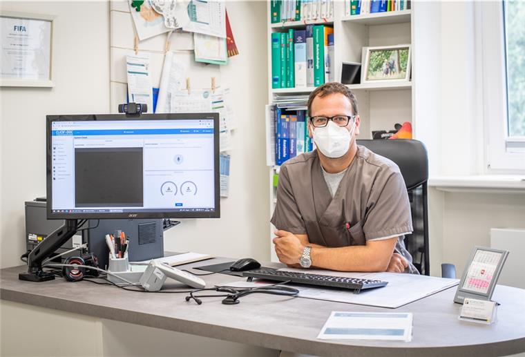 Digitale Sprechstunde: 566 Praxen bieten sie an Virtuelle Sprechstunde: Der Allgemeinmediziner Dr. Jan Helge Kurschel nutzt digitale Technik, um Patientengespräche auch online anbieten zu können.