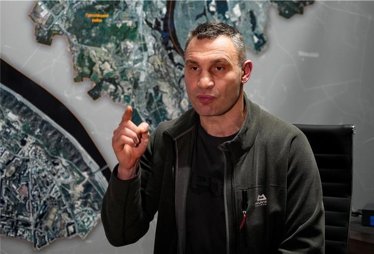 Wieder mehrere Explosionen in Kiew Vitali Klitschko gestikuliert bei einem Interview.