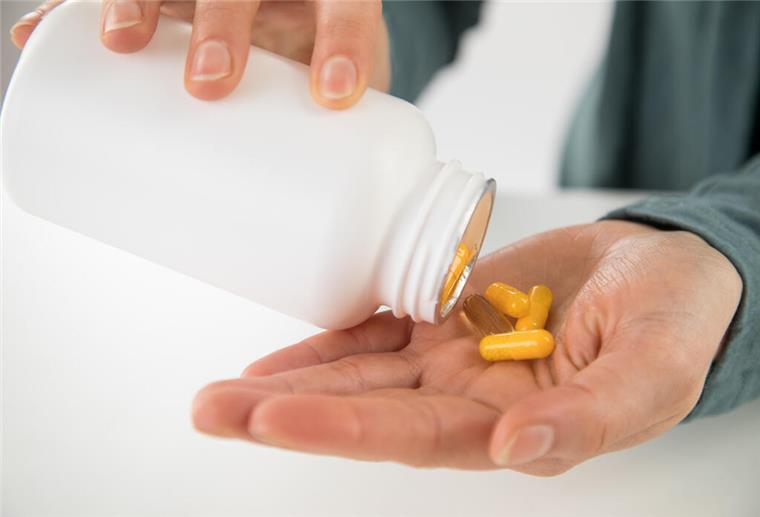 Vitamin-B12-Mangel: Diese Symptome sollten Betroffene ernst nehmen Eine Frau nimmt in einem Studio in Hamburg Vitamintabletten ein.