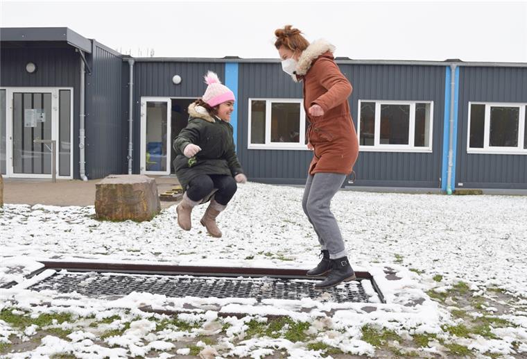 Szenenwechsel: Schauspielerin betreut Schüler Viyan Murad (links) genießt es, mit Severine Schabon auf dem Trambolin der Neuen Grundschule Lehe zu toben. Die Schauspielerin hilft zurzeit dort aus.
