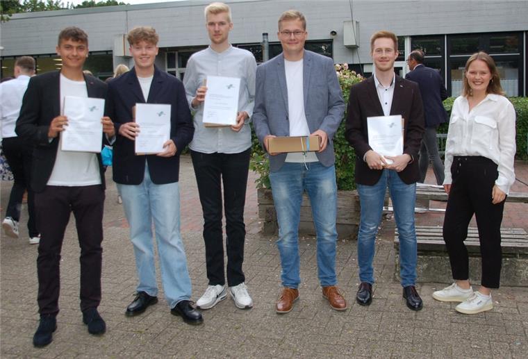 Nordenham: Bester Abi-Jahrgang in der Schulgeschichte Vize-Landrätin Mareike Suhr-Krippner (rechts) belohnte die Abiturbesten Fabio Jochens, Jonas Suhr, Leon Groothuis, Finn Henzel und Bennett Quaritsch (von links) mit einem Präsent des Schulträgers, des Landkreises Wesermarsch.
