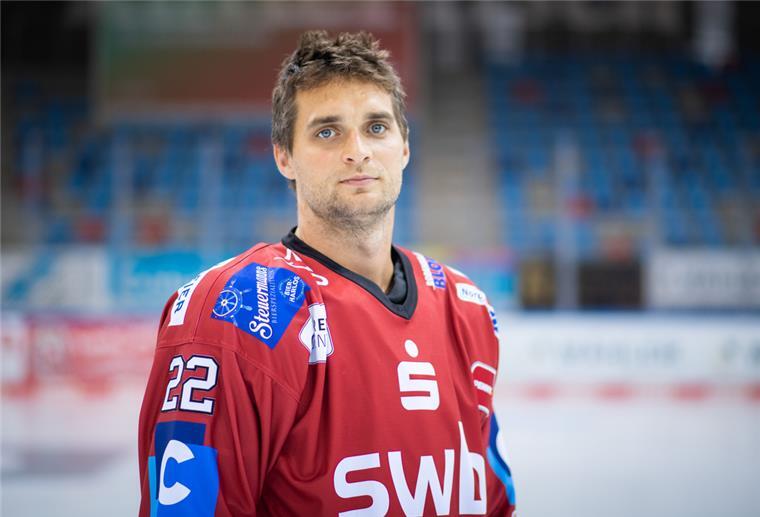 Zum dritten Mal Vaterfreuden bei den Fischtown Pinguins Eishockey-Verteidiger Vladimir Eminger blickt in die Kamera.