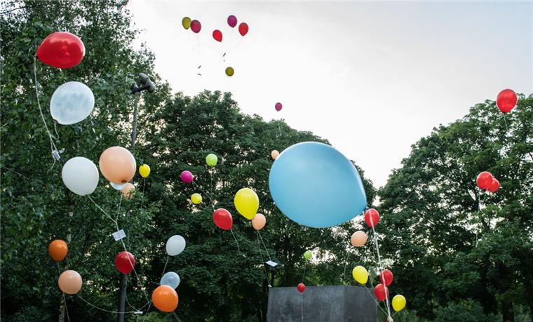 Grüne für Luftballon-Verbot „Vögel und andere Tiere fressen die weichen Ballonreste und verhungern dann mit vollem Magen,“ sagte Grünen-Landeschefin Anne Kura. Deshalb will die Partei die Ballons aus den Städten haben.
