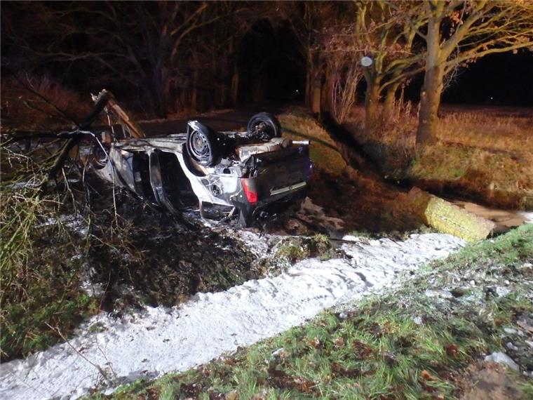 Unfall bei Bremervörde: Ersthelfer retten Insassen aus brennendem Auto Völlig ausgebrannt: Nach der Kollision mit einem Baum schleuderte das Auto aufs Dach.