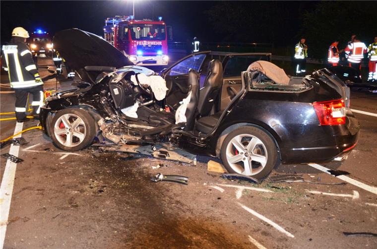 Vier junge Menschen bei Unfall in Neuhaus verletzt Völlig zerstört wurde das Auto des Cadenbergers.