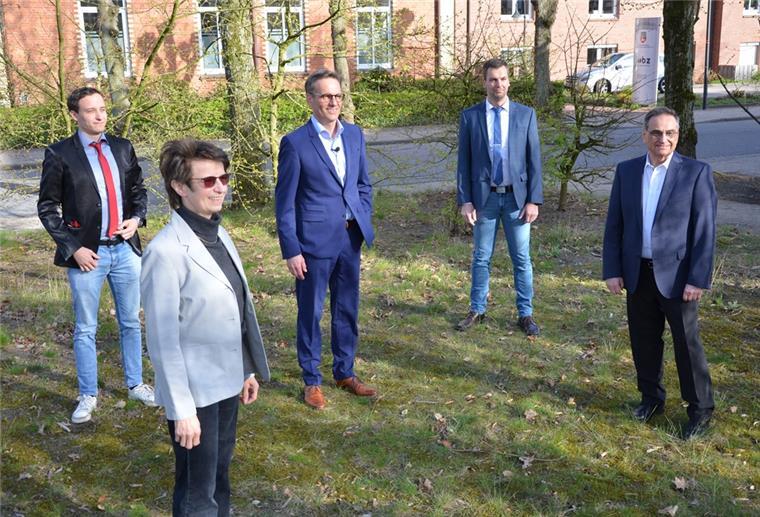 Rotenburger Landrat: Zweiter Kandidat im Rennen Volker Harling (Mitte) will Landrat im Landkreis Rotenburg werden. Das Foto zeigt ihn mit seinen Unterstützern der Kreisverbände von SPD und Grünen.